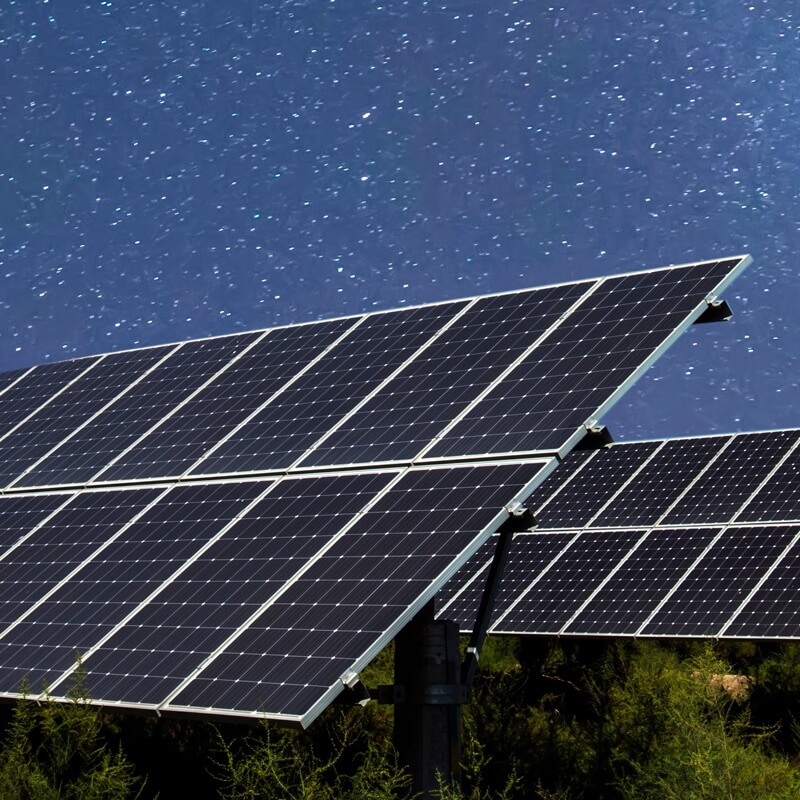 Panele słoneczne na trawie w nocy